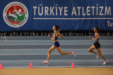 İSTANBUL, TÜRKEYE - 27 Şubat 2022: Atakoy Atletizm Arenasında Türkiye Salon Atletizm Şampiyonası sırasında koşan sporcular