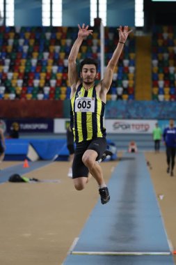 İSTANBUL, TURKEY - 26 Şubat 2022: Atakoy Atletizm Arenası 'nda düzenlenen Türk Salon Atletizm Şampiyonası sırasında uzun atlamacı