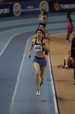 İSTANBUL, TURKEY - 26 Şubat 2022: Atakoy Atletizm Arenasında Türkiye Salon Atletizm Şampiyonası sırasında koşan sporcular