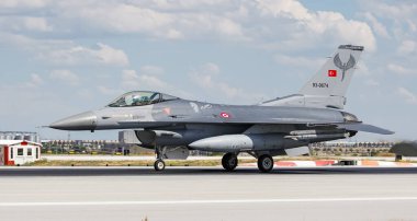 KONYA, TURKIYE - 30 Haziran 2022: Türk Hava Kuvvetleri Lockheed Martin F-16C Fighting Falcon (HC-18) Anadolu Kartal Hava Kuvvetleri Tatbikatı sırasında Konya Havalimanı 'ndan havalandı