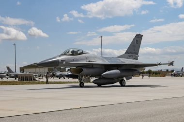KONYA, TURKIYE - 30 Haziran 2022: Pakistan Hava Kuvvetleri General Dynamics F-16AM Fighting Falcon (5G-15) Anadolu Kartal Hava Kuvvetleri Tatbikatı sırasında Konya Havalimanı 'nda taksicilik