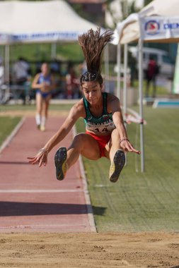 DENIZLI, TURKIYE - 17 Temmuz 2022: Balkan Atletizm Şampiyonası sırasında Denizli Albayrak Atletizm Pisti 'nde uzun atlama