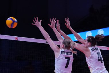 ANKARA, TURKIYE - HAZİRAN 05, 2022: Van Gestel Celine ve Lemmens Nathalie Ankara 'da oynanan Türkiye-Belçika VNL Havuz Maçı' nda