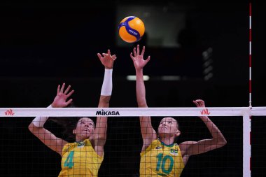 ANKARA, TURKIYE - 13 Temmuz 2022: Da Silva Ana Carolina ve Braga Guimaraes Gabriela, Ankara Arena 'da oynanan Japonya-VNL çeyrek final maçında