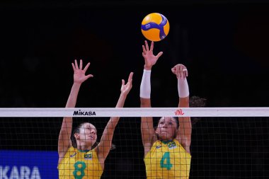 ANKARA, TURKIYE - 13 Temmuz 2022: Silva Carneiro Macris Fernanda ve Da Silva Ana Carolina, Brezilya - Japonya VNL çeyrek final maçı sırasında Ankara Arena 'da