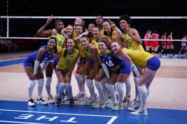 ANKARA, TURKIYE - 13 Temmuz 2022: Ankara Arena 'da oynanan Japonya VNL Çeyrek final maçı sonrasında Brezilya' lı oyuncular