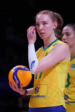 ANKARA, TURKIYE - 13 Temmuz 2022: Bergmann Julia Isabelle, Ankara Arena 'da oynanan Japonya-VNL çeyrek final maçından önce ısınıyor