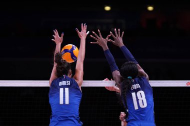 ANKARA, TURKIYE - 14 Temmuz 2022: Danesi Anna ve Egonu Paola Ogechi, Ankara Arena 'da oynanan İtalya-Çin VNL çeyrek final maçında