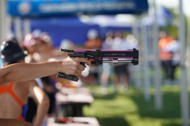 ISTANBUL, TURKIYE - Temmuz 02, 2022: Maltepe Su Spor Festivali sırasında modern pentatlon 'un lazer tabanca ateşleme bileşeninde yarışan tanımlanamayan sporcu