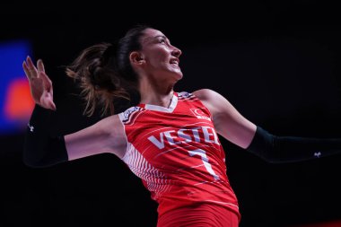 ANKARA, TURKIYE - 14 Temmuz 2022: Ankara Arena 'da oynanan Türkiye-Tayland VNL çeyrek final maçından önce Baladin Hande ısındı