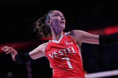 ANKARA, TURKIYE - 14 Temmuz 2022: Ankara Arena 'da oynanan Türkiye-Tayland VNL çeyrek final maçından önce Baladin Hande ısındı