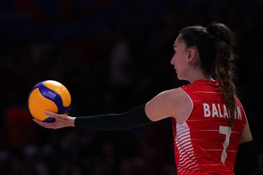ANKARA, TURKIYE - 14 Temmuz 2022: Baladin Hande, Ankara Arena 'da oynanan Türkiye-Tayland VNL çeyrek final maçında servis verdi