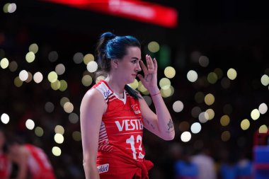ANKARA, TURKIYE - 14 Temmuz 2022: Boz Meryem, Ankara Arena 'da oynanan Türkiye-Tayland VNL çeyrek final maçında ısınıyor