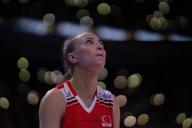 ANKARA, TURKIYE - 14 Temmuz 2022: İsmail oğlu Meliha, Ankara Arena 'da oynanan Türkiye-Tayland VNL çeyrek final maçında ısınıyor