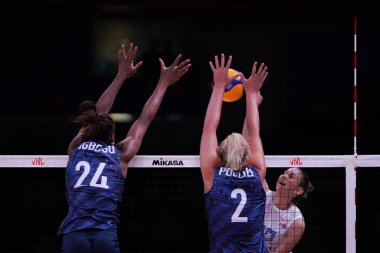 ANKARA, TURKIYE - 13 Temmuz 2022: Ogbogu Chiaka ve Poulter Jordyn, ABD 'nin Sırbistan' a karşı oynadığı VNL çeyrek final maçında Ankara Arena 'da oynandı