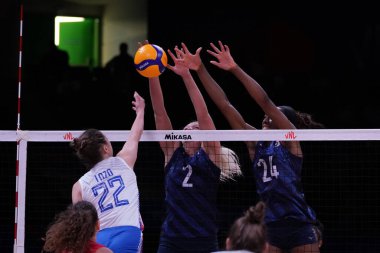 ANKARA, TURKIYE - 13 Temmuz 2022: Lozo Sara, ABD 'nin Sırbistan' a karşı oynadığı VNL çeyrek final maçında Ankara Arena 'da