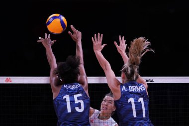 ANKARA, TURKIYE - 13 Temmuz 2022: Washington Haleigh ve Drews Andrea, ABD 'nin Sırbistan' a karşı oynadığı VNL çeyrek final maçında Ankara Arena 'da