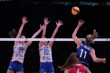 ANKARA, TURKIYE - 13 Temmuz 2022: Aleksiç Maja ve Lozo Sara, ABD 'nin Sırbistan' a karşı oynadığı VNL çeyrek final maçında Ankara Arena 'da eylem halindeler