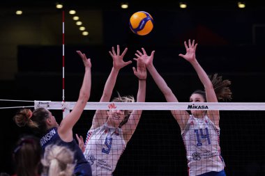 ANKARA, TURKIYE - 13 Temmuz 2022: Mihayloviç Brankica ve Aleksiç Maja, ABD 'nin Sırbistan' a karşı oynadığı VNL çeyrek final maçında Ankara Arena 'da oynandı