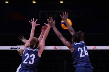 ANKARA, TURKIYE - 13 Temmuz 2022: Robinson Kelsey ve Ogbogu Chiaka, ABD 'nin Sırbistan' a karşı oynadığı VNL çeyrek final maçında Ankara Arena 'da oynandı