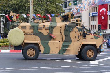 İSTANBUL, TÜRKİYE - 30 Ağustos 2022: Vatan Bulvarı 'nda düzenlenen 30 Ağustos Zafer Bayramı' nın 100. yıldönümünde jandarma araçları geçit töreni