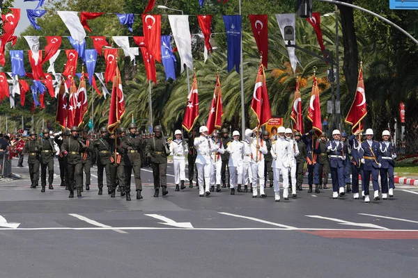 土耳其伊斯坦布尔 2022年8月30日 在8月30日土耳其胜利日阅兵式100周年期间 士兵在瓦坦大道举行阅兵式 — 图库照片