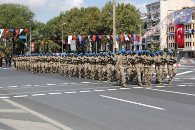 İSTANBUL, TÜRKİYE - 30 Ağustos 2022: Askerler 30 Ağustos 'ta Vatan Bulvarı' nda düzenlenen Türk Zafer Günü yürüyüşünün 100. yıldönümünde yürüdüler