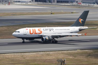 ISTANBUL, TURKIYE - Ağustos 06, 2022: ULS Airlines Cargo Airbus 310-308F (646) İstanbul Uluslararası Havaalanına indi