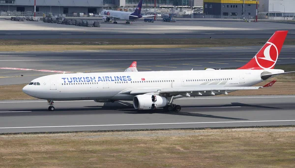 土耳其伊斯坦布尔 2022年8月6日 土耳其航空公司空中客车330 343E 1554 在伊斯坦布尔国际机场着陆 — 图库照片