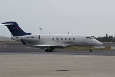 ISTANBUL, TURKIYE - 08 Ekim 2022: Tarkim Havacılık Bombacısı BD-100-1A10 Challenger 300 (20424) İstanbul Atatürk Havalimanı 'nda taksicilik