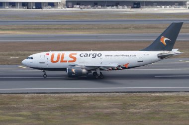 ISTANBUL, TURKIYE - Ağustos 06, 2022: ULS Airlines Cargo Airbus 310-308F (646) İstanbul Uluslararası Havaalanına indi