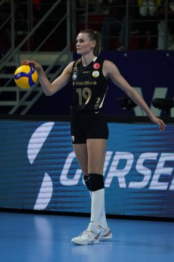 ISTANBUL, TURKIYE - 29 Ekim 2022: Nika Daalderop, Burhan Felek Spor Salonu 'nda Fenerbahçe Opet Kadınlar Şampiyonlar Kupası Vakfı maçında görev yapıyor