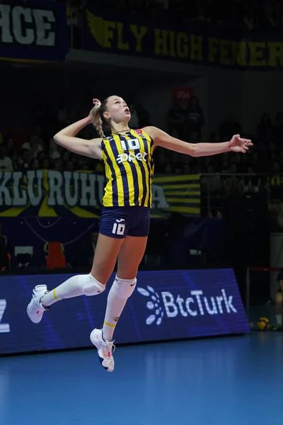 Istanbul Nbul Turkiye October 2022 Arina Fedorovtseva在伯汉 菲力克体育馆的Vakifbank对Fenerbahce Opet女子冠军杯比赛中发球 — 图库照片