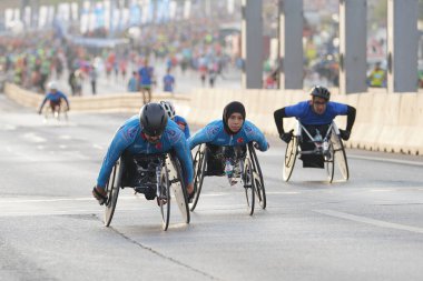 İSTANBUL, TURKEY - Kasım 06, 2022: 44 'te felç olmuş sporcular. Bir yarışta iki kıtayı kapsayan İstanbul maratonu.