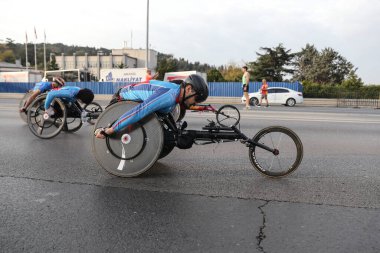 İSTANBUL, TURKEY - Kasım 06, 2022: 44 'te paralimpik atlet. Bir yarışta iki kıtayı kapsayan İstanbul maratonu.