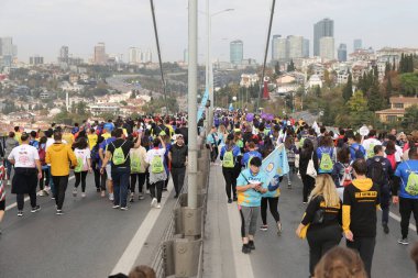 İSTANBUL, TURKEY - Kasım 06, 2022: 44 'te koşan sporcular. Bir yarışta iki kıtayı kapsayan İstanbul maratonu.