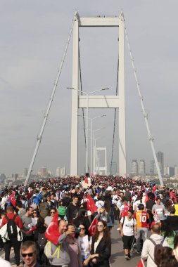 İSTANBUL, TURKEY - Kasım 06, 2022: 44 'te koşan sporcular. Bir yarışta iki kıtayı kapsayan İstanbul maratonu.