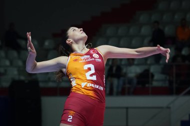 ISTANBUL, TURKIYE - 13 Kasım 2022: İlkin Aydın, Burhan Felek Spor Salonu 'nda oynanan Galatasaray HDI Sigorta-Sigorta-Sigorta Türk Sultanlar Ligi karşılaşması öncesinde ısındı