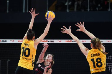 ISTANBUL, TURKIYE - 27 Kasım 2022: Gabriela Guimaraes ve Zehra Gunes Vakıfbank vs Türk Hava Yollari Türk Sultanlar Ligi karşılaşmasında Vakıfbank Spor Salonu 'nda