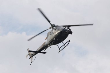 İSTANBUL, TURKIYE - Kasım 06, 2022: Eurocopter AS350 Ecureuil İstanbul üzerinde uçuyor