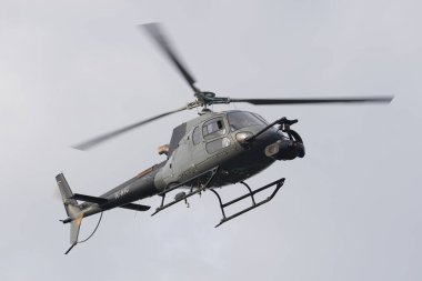 İSTANBUL, TURKIYE - Kasım 06, 2022: Eurocopter AS350 Ecureuil İstanbul üzerinde uçuyor