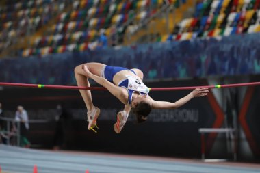 ISTANBUL, TURKEY - Mart 05, 2022: Atakoy Atletizm Arenasında düzenlenen Balkan Atletizm Şampiyonası sırasında tanımlanamayan yüksek atlama