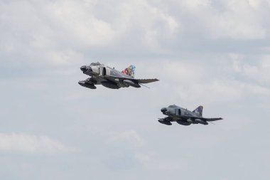 KONYA, TURKIYE - 30 Haziran 2022: Türk Hava Kuvvetleri McDonnell Douglas F-4E Fantom II Anadolu Kartal Hava Kuvvetleri Tatbikatı sırasında Konya Havalimanı üzerinde uçuyordu