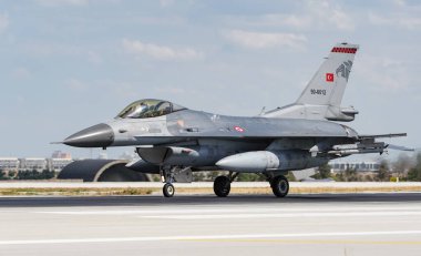 KONYA, TURKIYE - 30 Haziran 2022: Türk Hava Kuvvetleri General Dynamics F-16C Fighting Falcon (4R-71) Anadolu Kartal Hava Kuvvetleri Tatbikatı sırasında Konya Havalimanı 'ndan havalanmıştır.