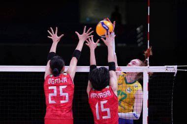 ANKARA, TURKIYE - 13 Temmuz 2022: Ogawa Erina ve Hayashi Kotona, Ankara Arena 'da oynanan Japonya vs Japonya VNL Çeyrek Final karşılaşmasında