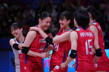 ANKARA, TURKIYE - 13 Temmuz 2022: Japonya 'daki oyuncular, Ankara Arena' da oynanan Brezilya VNL Çeyrek Final maçında skor puanını kutluyor
