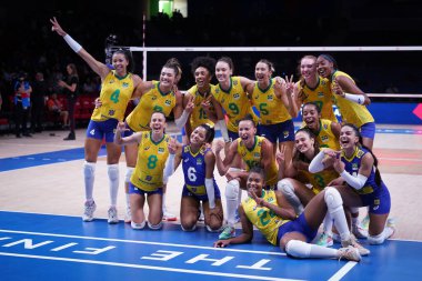 ANKARA, TURKIYE - 13 Temmuz 2022: Ankara Arena 'da oynanan Japonya VNL Çeyrek final maçı sonrasında Brezilya' lı oyuncular