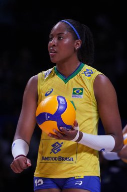 ANKARA, TURKIYE - 13 Temmuz 2022: Menezes Oliveira de Souza Ana Cristina, Ankara Arena 'da oynanan Japonya-VNL çeyrek final maçından önce ısınıyor