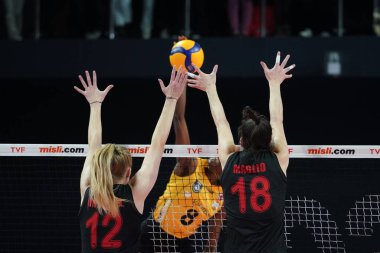 ISTANBUL, TURKIYE - 27 Kasım 2022: Hanna Orthmann ve Emily Maglio Vakıfbank - Türk Hava Yollari Türk Sultanları Ligi karşılaşmasında Vakıfbank Spor Salonu 'nda karşılaştı