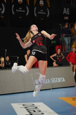 ISTANBUL, TURKIYE - 27 Kasım 2022: Hanna Orthmann Vakıfbank vs. Turk Hava Yollari Türk Sultanlar Ligi karşılaşmasında Vakıfbank Spor Salonu 'nda görev yapıyor